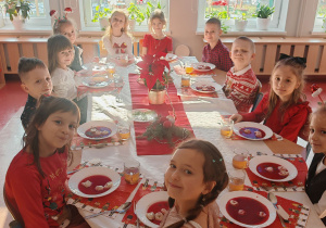 dzieci przy wigilijnym stole