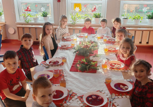 dzieci przy wigilijnym stole