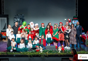 zdjęcie grupowe na scenie