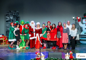 zdjęcie grupowe na scenie