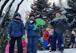 Chłopcy pozują do zdjęcia.