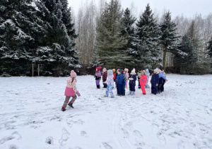 Zabawy integracyjne na śniegu.