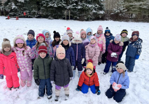 Zdjecie grupowe przedszkolaków na śniegu.