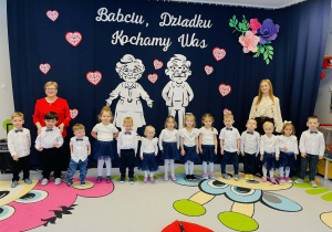 Zdjęcie grupowe na tle dekoracji