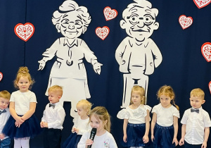 Dziewczynka recytuje wierszyk