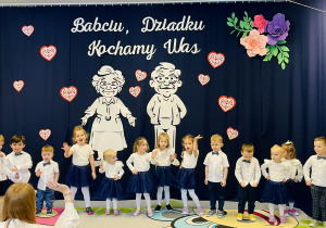 Dzieci tańczą do muzyki