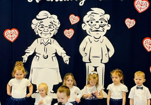 Chłopiec recytuje wierszyk