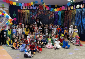 Grupowe zdjęcie dzieci w kolorowych strojach karnawałowych