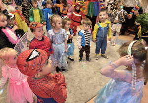 Dzieci tańczą do muzyki