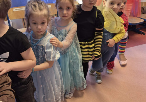 Dzieci ustawione w pociągu