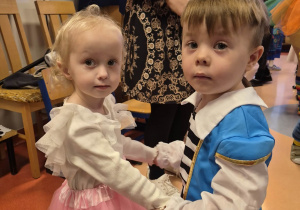 Chłopiec tańczy z dziewczynką