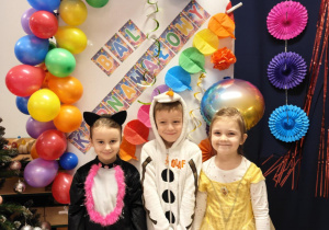 Dzieci pozują do zdjęcia na karnawałowej ściance