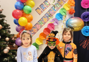 Dzieci pozują do zdjęcia na karnawałowej ściance