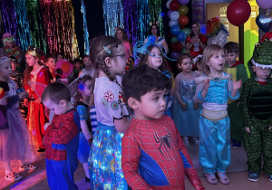 Dzieci w kolorowych strojach