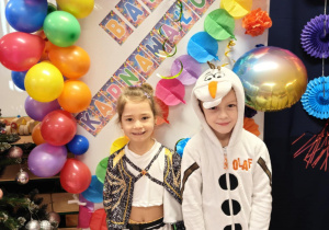 Dzieci pozują do zdjęcia na karnawałowej ściance