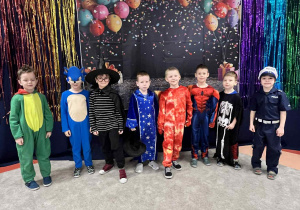 Chłopcy z grupy "Elfy" pozują w strojach karnawałowych