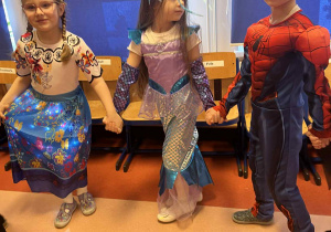 Dzieci tańczą do muzyki