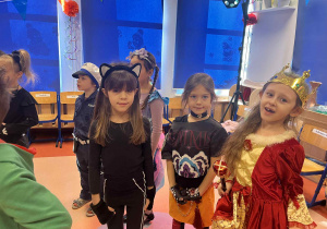 Dzieci tańczą do muzyki