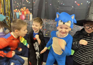 Dzieci tańczą do muzyki