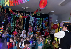 Dzieci tańczą według instrukcji pirata