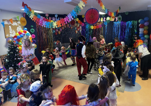 Dzieci jadą "pociągiem"