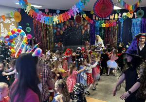 Dzieci jadą "pociągiem"