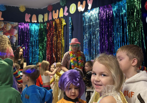 Dziewczynki tańczą w parze