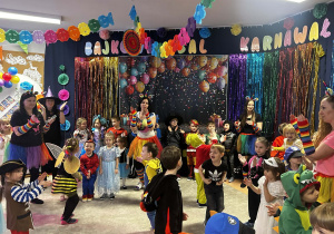 Dzieci tańczą do muzyki