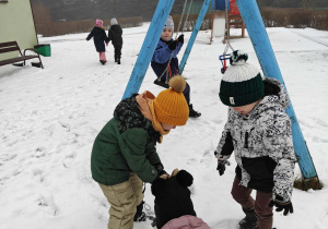 Zabawy ruchowe na śniegu