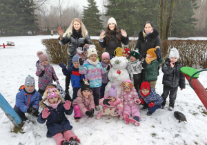 Wspólne zdjęcie przedszkolaków z nauczycielami na śniegu