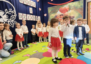 Dzieci recytują wiersze