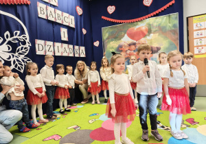 Chłopiec recytuje wiersz