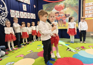 Chłopiec recytuje wiersz