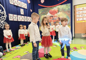 Dziewczynka recytuje wiersz