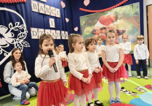 Dzieci recytują wiersze
