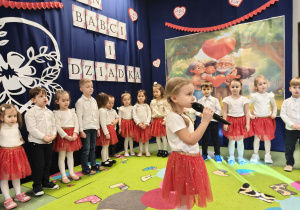 Dziewczynka śpiewa piosenkę