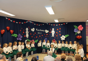 Dzieci recytują wiersze dla Babci i Dziadka