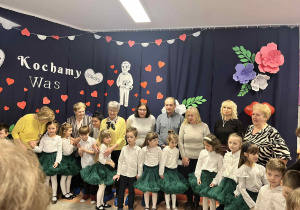 Wnukowie z dziadkami na tle dekoracji