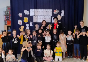 Dzieci z Panią Dyrektor, Panią Prezydent i wychowawczynią