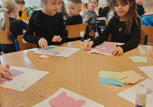 Dziewczynki wykonują pracę plastyczną