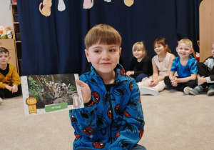 Chłopiec pokazuje zdjęcie