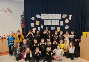 Zdjęcie grupowe z wychowawcą