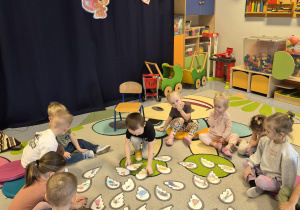 chłopiec łączy w pary bohaterów bajek