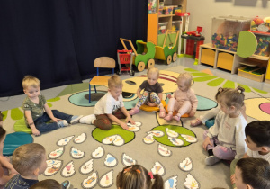 chłopiec łączy w pary bajkowych bohaterów