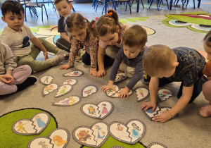 dzieci łączą w pary bajkowych bohaterów