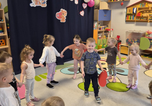 zabawa ruchowa z serduszkiem