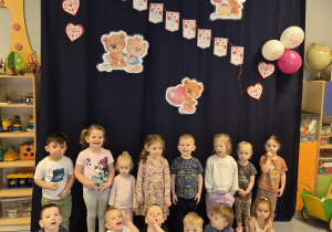 zdjęcie grupowe na tle dekoracji