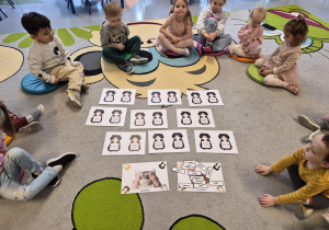 przedszkolaki poznają ciekawostki o kotach