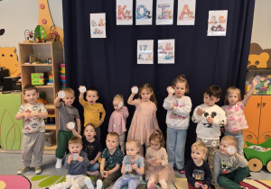 zdjęcie grupowe na tle dekoracji