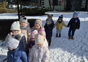 dzieci idą do ogrodu